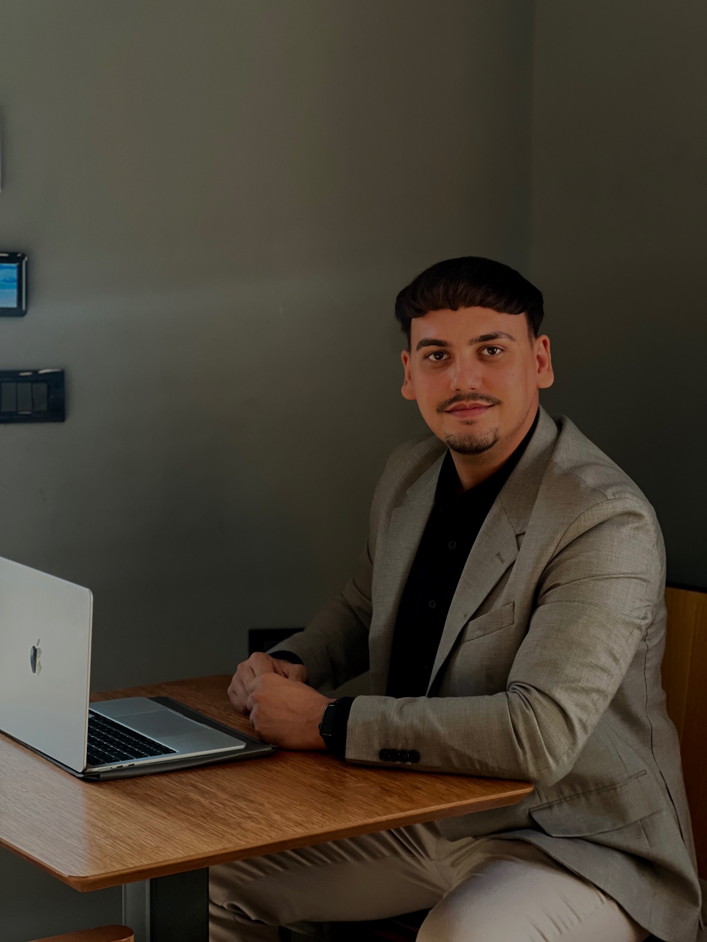 Liviu Daniel Vrăjitoru, broker de credite, în biroul KIWI Finance